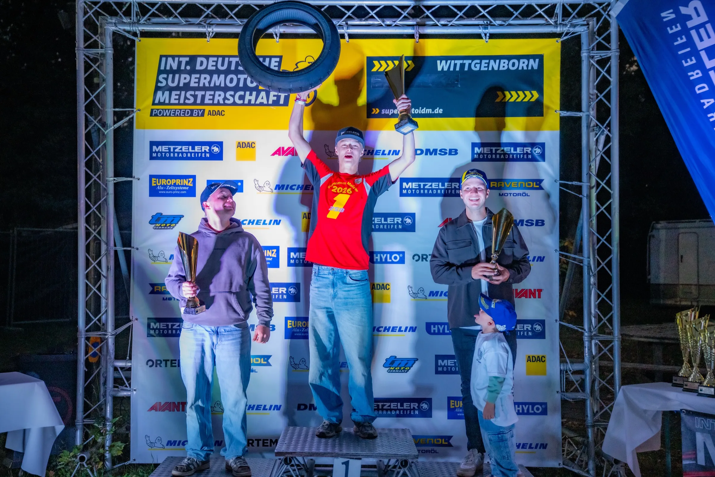 Siegerehrung beim Finale in Wittgenborn: Leonard mit Pokal und Reifen über dem Kopf auf dem obersten Podestplatz
